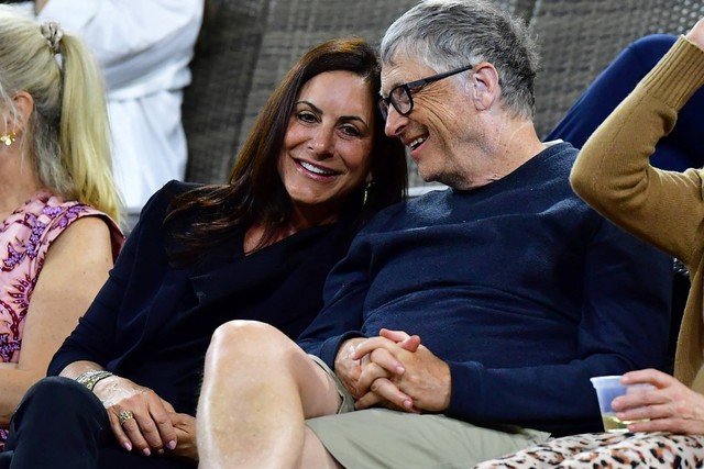 Pengusaha AS Bill Gates (kanan) bersama Paula Hurd di turnamen tenis Indian Wells di Indian Wells, California, pada 18 Maret 2022. Foto: Frederic J. Brown/AFP