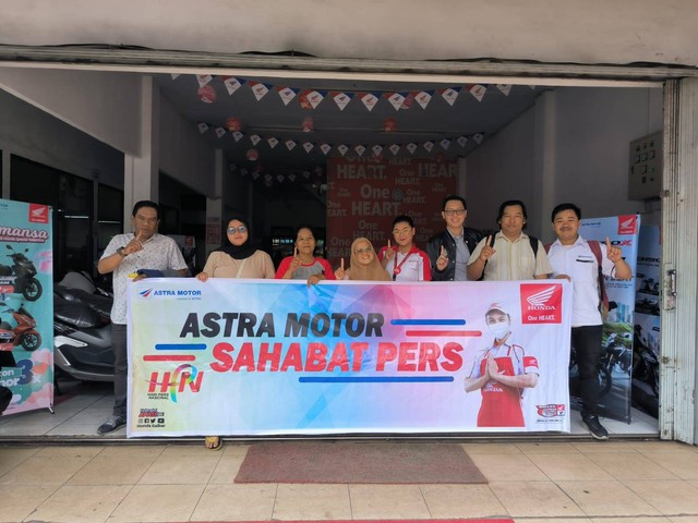 Peringatan Hari Pers Nasional, Astra Motor berikan layanan servis dan ganti oli gratis kepada para jurnalis melalui program yang bertajuk “Astra Motor Sahabat Pers”.