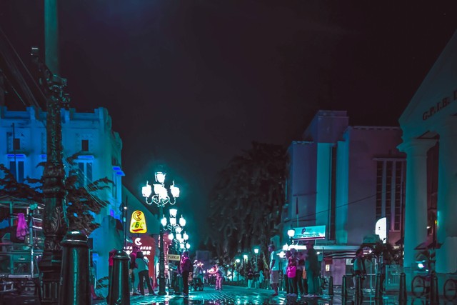  tempat healing di semarang malam hari. sumber foto : unsplash/ron.