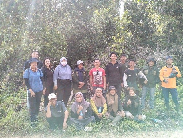 Survei lapangan Hutan Desa oleh tim verifikasi teknis hutan desa. (Foto : Hendri Gunawan/Yayasan Palung).