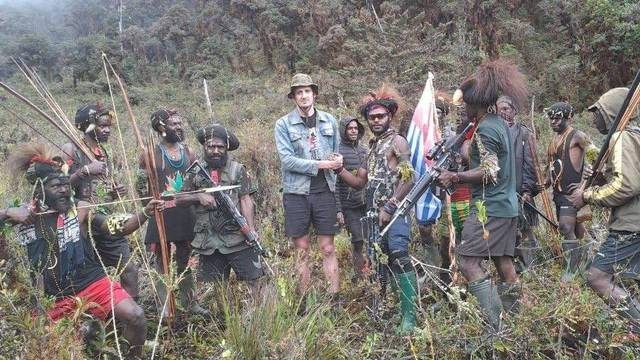 Captain Philip Mehrtens dalam pose berjabat tangan.  Foto: Dok. Istimewa