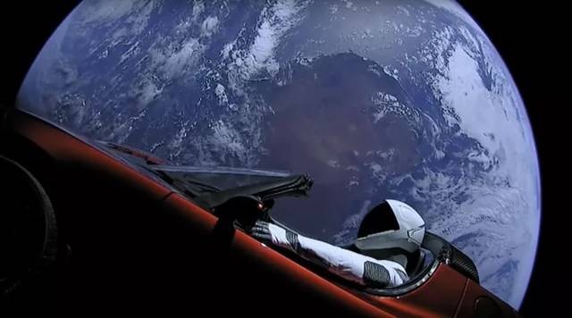 Starman dan mobil Tesla Roadster. (Foto: SpaceX)