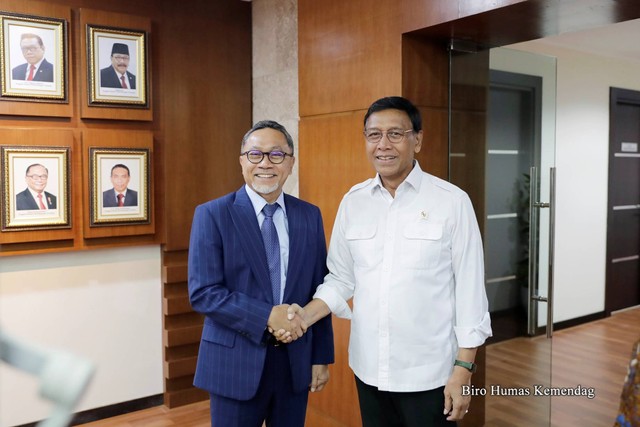 Menteri Perdagangan Zulkifli Hasan bertemu dengan Ketua Dewan Pertimbangan Presiden (Wantimpres) Wiranto di Kantor Wantimpres, Jakarta, Kamis (9/2/2023). Foto: Kemendag RI