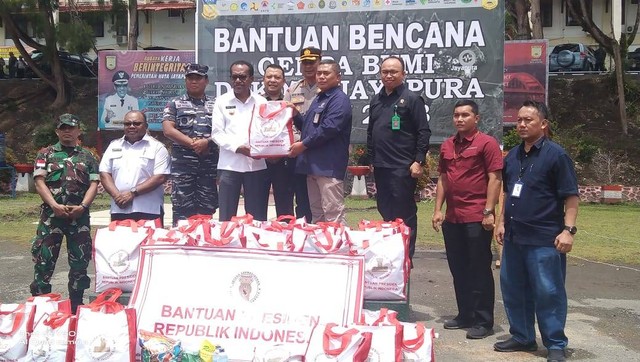 Penyerahan bantuan sembako dari Presiden Jokowi untuk korban gempa Jayapura. Foto: Natalya Yoku