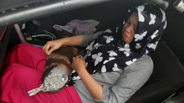 Dewi Sartika menangis tak bisa berkata apa-apa saat tahu bayi yang sedang disusuinya itu tertindih dan meninggal.  Foto: Dok. Istimewa