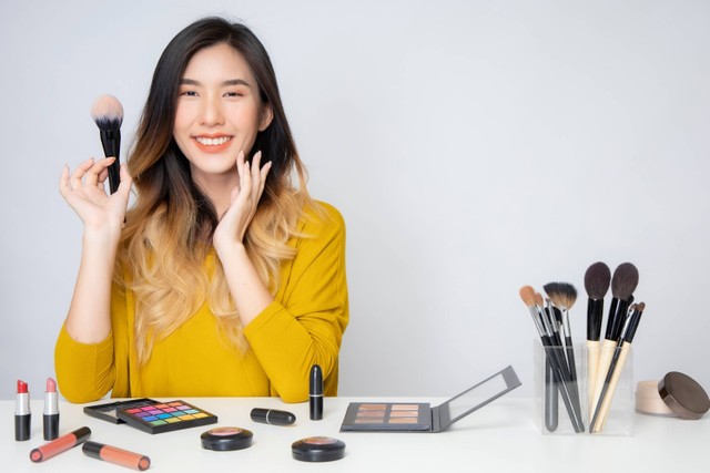 Ilustrasi perempuan sedang makeup. Foto: Shutterstock