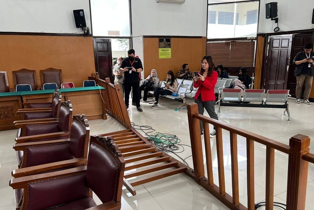 Pengunjung Vonis Eliezer Ricuh, Pagar Di Ruang Sidang Roboh | Kumparan.com