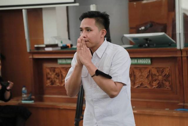 Terdakwa Richard Eliezer tiba di ruang sidang untuk menjalani sidang vonis di Pengadilan Negeri Jakarta Selatan, Rabu (15/2/2023). Foto: Jamal Ramadhan/kumparan