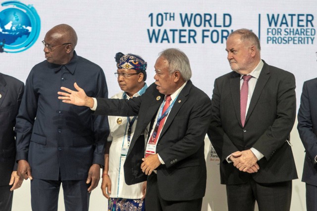 Menteri PUPR Basoeki Hadimoeljono (ketiga kiri) berbincang dengan Menteri Air dan Sanitasi Sinegal Mansour Faye (kiri), Presiden World Water Council (WWC) Loic Fauchon (kanan) usai pembukaan Kick-off Meeting World Water Forum ke-10. Foto: Muhammad Adimaja/ANTARA FOTO