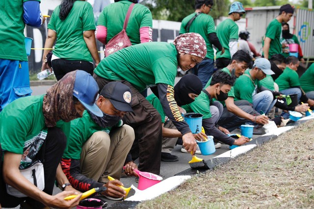 Kajol Dukung Ganjar Gelar Aksi Cat Separator Jalan Dan Bersih Bersih Di