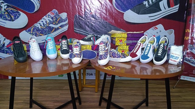 Produk sepatu DORKS di Foodlah Kuliner Hits, Rabu (15/2/2023). Foto: Narda Margaretha Sinambela/kumparan