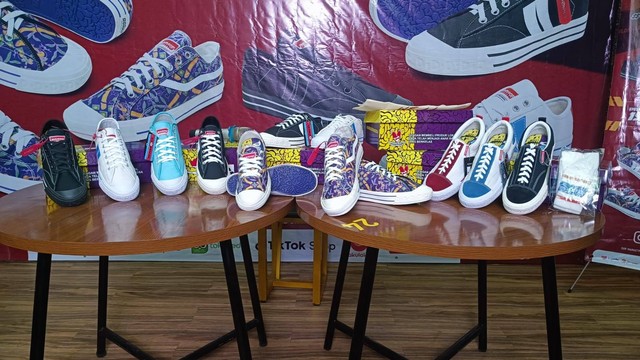 Produk sepatu DORKS di Foodlah Kuliner Hits, Rabu (15/2/2023).  Foto: Narda Margaretha Sinambela/kumparan