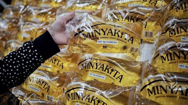 Ilustrasi minyak goreng merek MinyaKita. | Foto: Jamal Ramadhan/kumparan