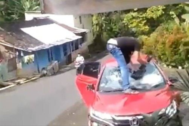 Oknum polisi anggota Direktorat Reserse Narkoba (Ditresnarkoba) Polda Jawa Tengah terlibat cekcok dan rusak mobil dengan senjata laras panjang usai terlibat kecelakaan di Dusun Ngelimut, Kabupaten Kendal. Foto: Dok. Istimewa