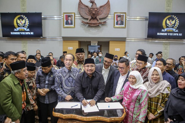 Menteri Agama Yaqut Cholil Qoumas  didampingi Ketua Komisi VIII DPR RI Ashabul Kahfi menandatangani penetapan Biaya Penyelenggaraan Ibadah Haji (BPIH) usai rapat kerja dengan Komisi VIII DPR di Kompleks Parlemen, Senayan, Jakarta, Rabu (15/2/2023).  Foto: Fauzan/ANTARA FOTO