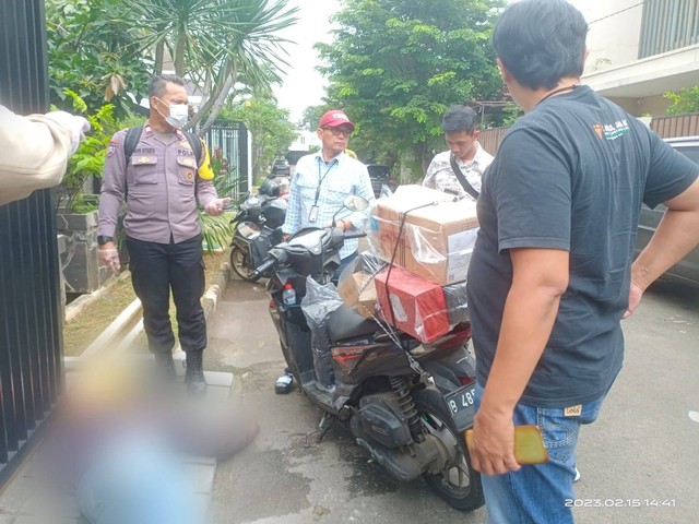Kurir paket meninggal dunia di Kembangan, Jakarta Barat, Rabu (15/2). Ia diduga meninggal karena serangan jantung. Foto: Dok. Istimewa