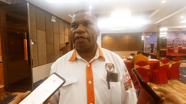 Ketua KPU Papua Barat, Paskalis Semunya