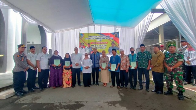 Terima Sertifikat PTSL dari Bupati Jombang, Ribuan Warga Desa Betek Full Senyum