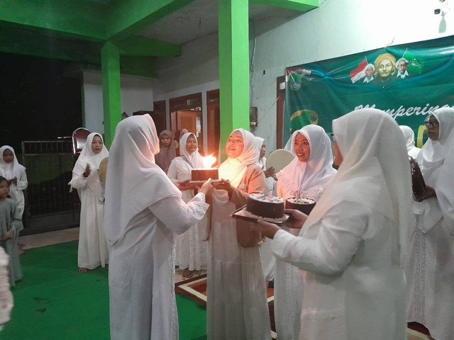 Tiup lilin oleh ketua PKK Bulukandang /Tim publikasi dan dokumentasi kelompok 8 KKN-P Umsida 2023