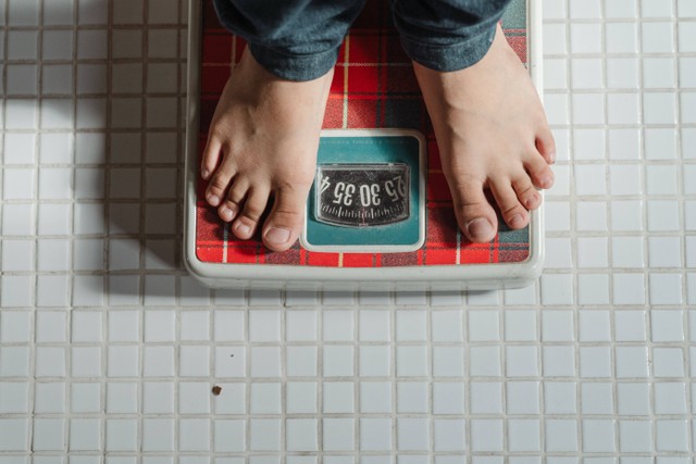 Ilustrasi seseorang mengukur berat badan. Foto: Pexels.com