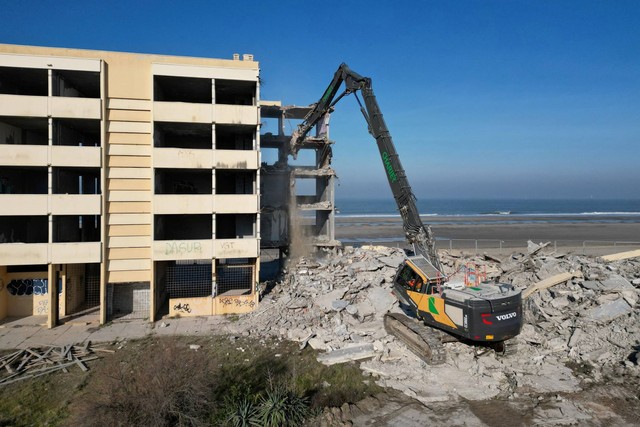 Penghancuran gedung Signal, blok rumah susun di tepi laut yang harus dievakuasi pada tahun 2014 akibat erosi di pantai Samudra Atlantik, di Soulac-sur-Mer, Prancis, Kamis (9/2/2023). Foto: Stephane Mahe/REUTERS