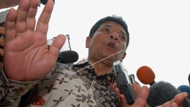 Mantan Wakil Ketua DPR Zaenal Ma'arif memberikan pernyataan pers sesaat sebelum melaporkan balik Presiden Susilo Bambang Yudhoyono (SBY) ke Polda Metro Jaya di Jakarta, Selasa (31/7/2007). Foto: Andika Wahyu/Antara Foto