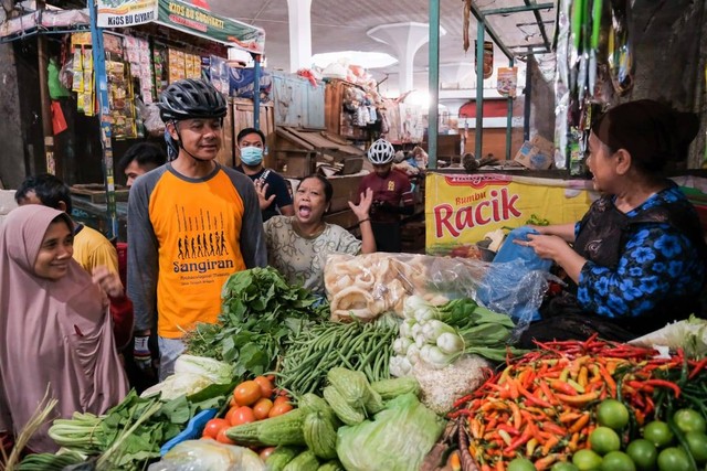 Gubernur Jateng Ganjar Pranowo mengecek harga sembako ke sejumlah pasar di Kota Semarang. Foto: Dok. Istimewa