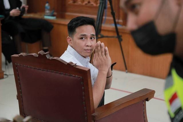 Terdakwa Richard Eliezer tiba di ruang sidang untuk menjalani sidang vonis di Pengadilan Negeri Jakarta Selatan, Rabu (15/2/2023). Foto: Jamal Ramadhan/kumparan