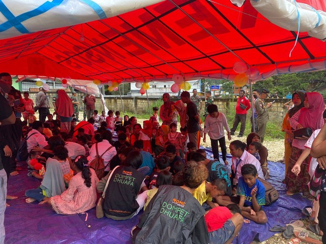 Dompet Dhuafa Papua bersinergi dengan relawan Sekolah Relawan dan LDP Kemensos RI mengadakan kegiatan Psychological First Aid (PFA) di posko pengungsian Hamadi dan posko Bank BTN Taman Mesran, pada Senin (13/2/2023).