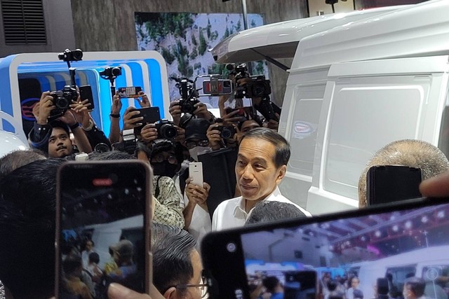 Presiden Jokowi lihat mobil listrik Esemka di pameran IIMS 2023, Kamis (16/2/2023). Foto: Rizki Fajar Novanto/kumparan