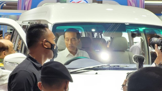 Presiden Jokowi mencoba mobil Esemka Bima Listrik di IIMS 2023 di JIexpo Kemayoran, Kamis (16/2/2023). Foto: Gesit Prayogi/Kumparan