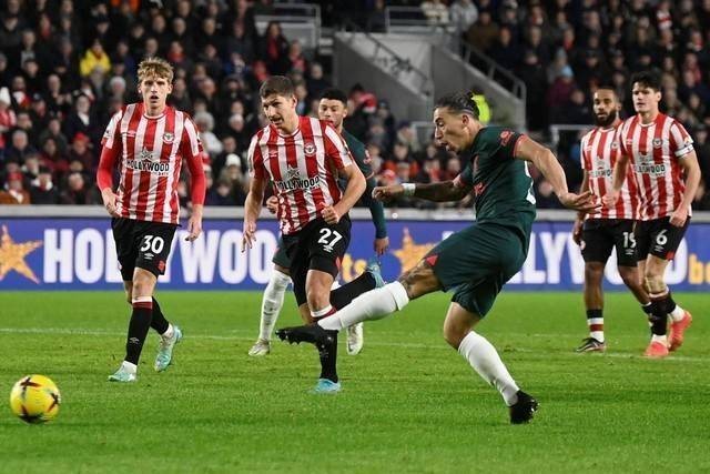 Pemain Liverpool Darwin Nunez menendang bola ke arah gawang Brentford pad apertandingan lanjutan LIga Inggris di Stadion Komunitas Brentford, London, Inggris. Foto: Toby Melville/REUTERS