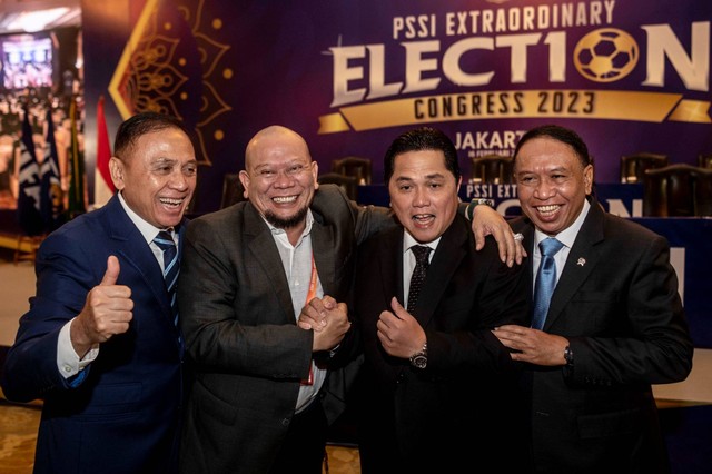 Menpora Zainudin Amali (kanan), Ketua Umum PSSI Mochamad Iriawan (kiri), dua Calon Ketua Umum PSSI Erick Thohir (kedua kanan) dan La Nyalla Mattalitti (kedua kiri) dalam pembukaan Kongres Luar Biasa PSSI 2023 di Jakarta, Kamis (16/2/2023). Foto: Aprilio Akbar/ANTARA FOTO