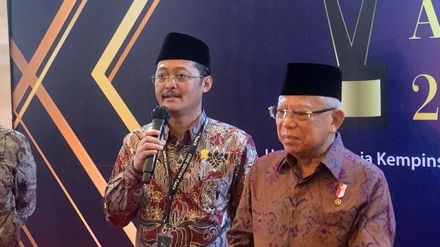 Pemberian KPPU Award oleh Ketua KPPU, Afif Hasbullah, dan Wapres Ma'ruf Amin di Hotel Kempinski Grand Ballroom, Kamis (16/2/2023). Foto: Nabil Jahja/Kumparan