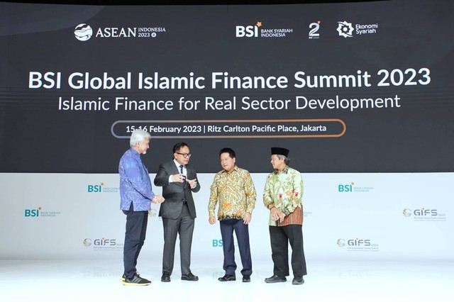 (Kiri-kanan) Komisaris Utama PT Bank Syariah Indonesia Tbk (BSI) Adiwarman Azwar Karim, Wakil Menteri BUMN Kartika Wirjoatmodjo, Direktur Utama BSI Hery Gunardi dan Ketua Dewan Pengawas Syariah BSI Hasanudin saat ceremony acara BSI Global Islamic Finance Summit 2023. Foto: dok. BSI