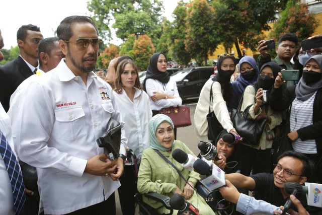 Ibunda Ferry Irawan, Hariati bersama kuasa hukum saat menghadiri sidang cerai dengan Venna Melinda di Pengadilan Agama Jakarta Selatan, Jakarta, Kamis, (16/2/2003). Foto: Agus Apriyanto