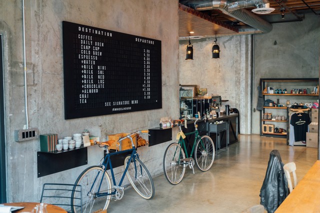 Cafe instagramable di PIM untuk hang out. Foto: Unsplash/Roman Bozhko.