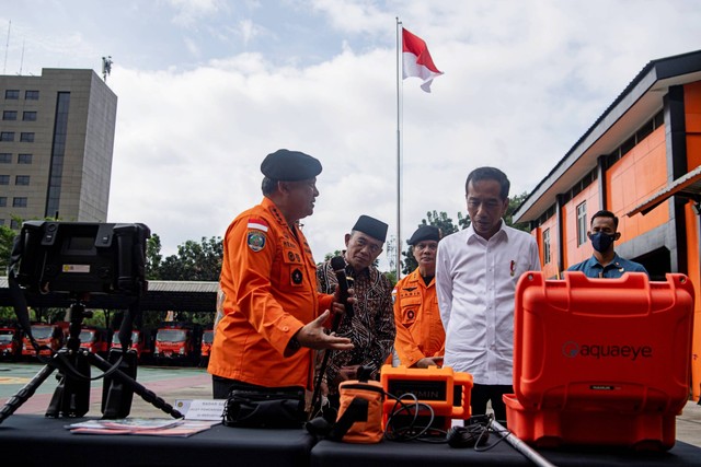 Presiden Jokowi mendapat penjelasan dari Kepala Basarnas Marsekal Madya TNI Henri Alfiandi terkait peralatan SAR di sela Rapat Kerja Basarnas dan FKP3 Nasional 2023 di Kantor Pusat Basarnas, Jakarta, Kamis (16/2/2023). Foto: Sigid Kurniawan/ANTARA FOTO