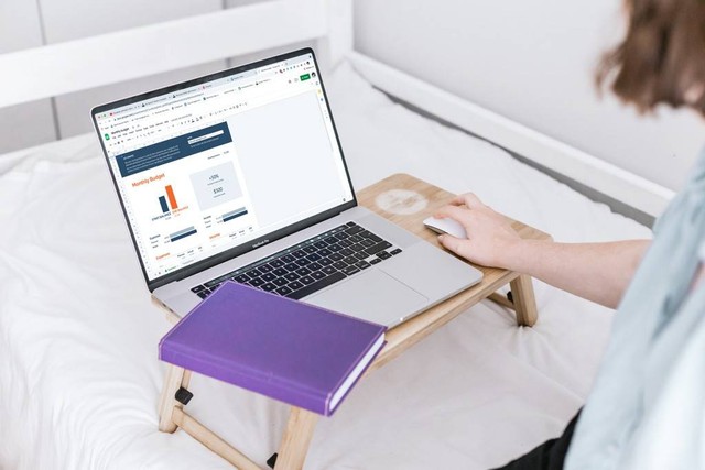 Ilustrasi seorang full stack developer. Foto: Unsplash.com/Sincerely Media