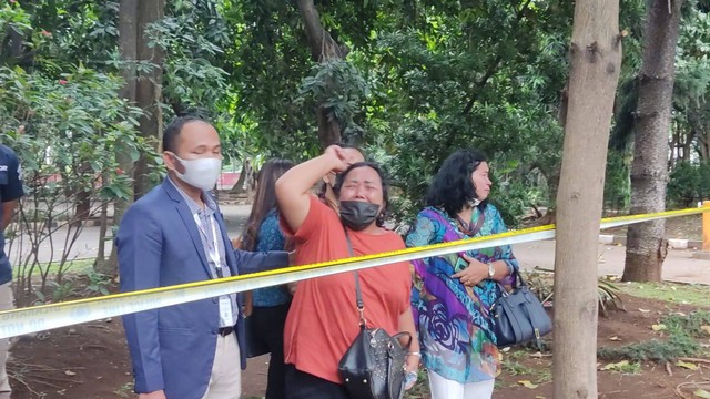 Tangis istri Sony Rizal Tahitu, Rusni Masna (59) usai menyaksikan rekonstruksi ulang kasus pembunuhan suaminya di Polda Metro Jaya, Kamis (16/2/2023). Foto: Jonathan Devin/kumparan