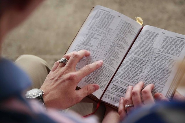 Ilustrasi membaca kalimat umur panjang di tangan kanan dalam Alkitab. Foto: Pixabay