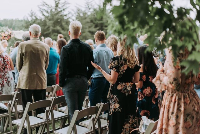 Outfit Couple Kondangan. Foto: Unsplash