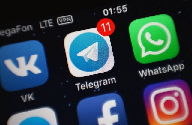 Ilustrasi aplikasi WhatsApp dan Telegram saling berdampingan. Foto: AlexandraPopova/Shutterstock