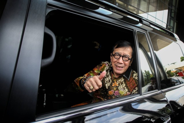Menteri Hukum dan HAM Yasonna Laoly memasuki mobil usai melakukan pertemuan dengan KPK di Gedung Merah Putih KPK, Jakarta, Kamis (16/2/2023). Foto: Rivan Awal Lingga/ANTARA FOTO