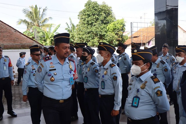 Foto: Cek Kerapian Pakaian Dinas Kanim Cilacap