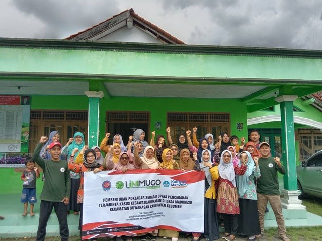 Dokumentasi: Foto Bersama Tim Pokja Kegawatdaruratan, Bidan Desa, dan Team Pengabdian