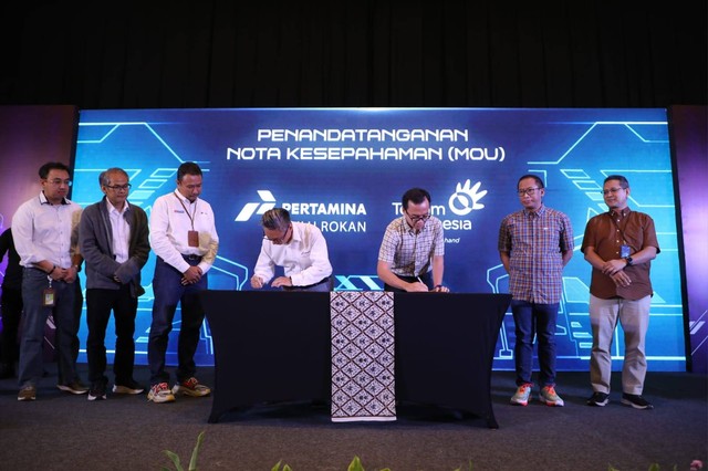 Penandatanganan Nota Kesepahaman kerja sama antara Telkom dan PHR oleh Direktur Digital Business Telkom Fajrin Rasyid (ketiga dari kanan) dan Direktur Utama PHR Jaffee Arizon Suardin (keempat dari kiri) pada Kamis (16/2), di Jakarta. Foto: Telkom