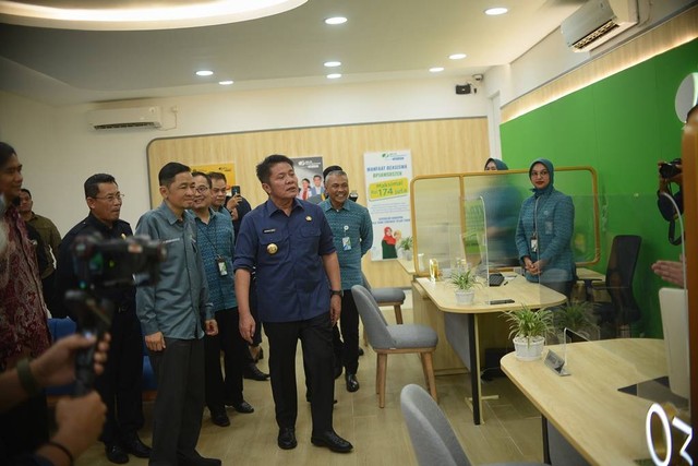 Gubernur Sumsel, Herman Deru, bersama jajaran BPJamsostek saat meninjau pelayanan di kantor cabang Palembang. (ist)