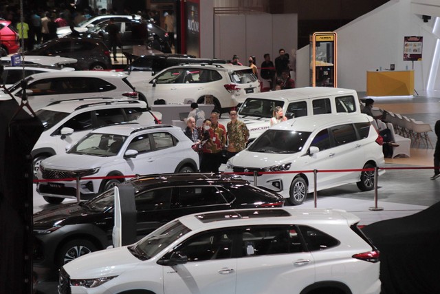 Pengunjung melihat mobil di salah satu booth Indonesia International Motor Show di JiExpo Kemayoran, Jakarta, Kamis (16/2/2023). Foto: Jamal Ramadhan/kumparan