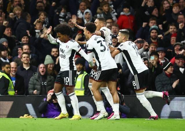 Pemain Fulham Willian merayakan gol pertama mereka dengan rekan setimnya saat pertandingan di Craven Cottage, London, Inggris. Foto: David Klein/Reuters